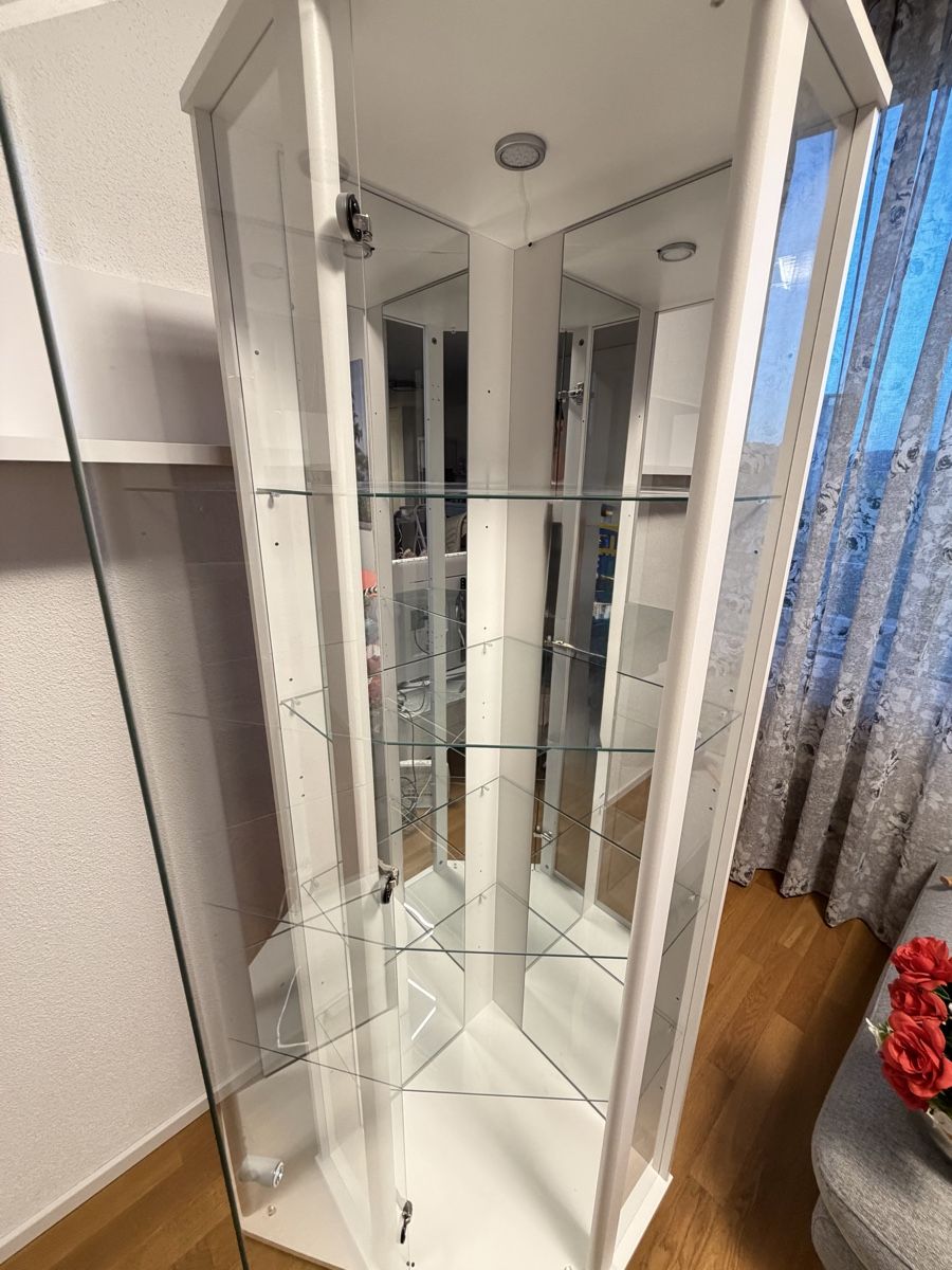 Vitrinen: Vitrine Eckig mit LED – Gebraucht aus Reiden von Crick 4