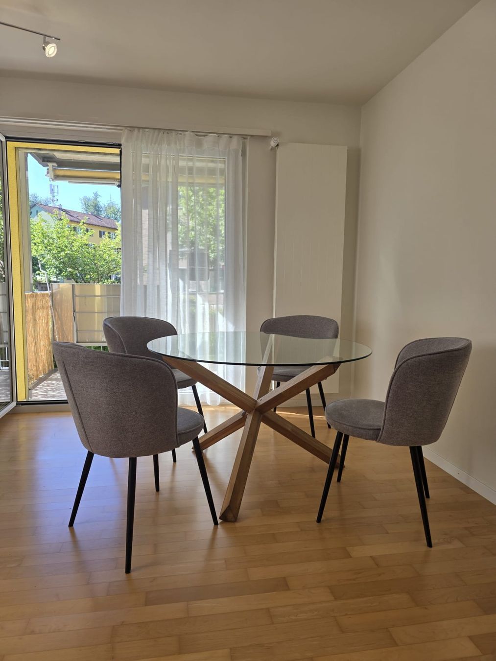 Jysk Stühle: 4 JYSK RISSKOV Esszimmerstühle – Hellgrau – Gebraucht aus Winterthur von ana_ty9m 3