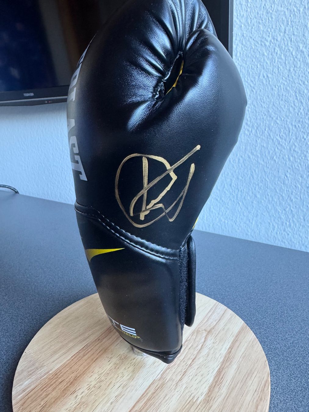 Autografi: Boxhandschuh mit Autogramm von CHINGIZ ALLAZOV – Nuovo (secondo la descrizione) da Bern venduto da Zenithar