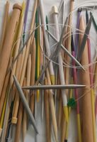Lot de nombreuses aiguilles à tricoter diverses 