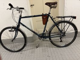 Alte Velo mit Leder Sattel und Werkzeugtasche 