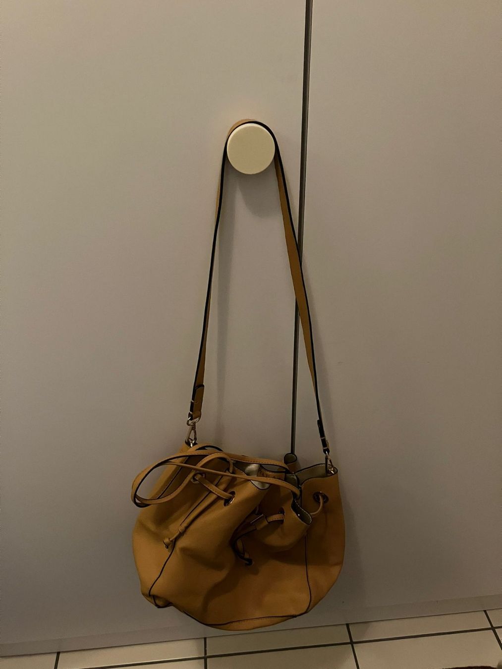 Zara Borse da donna: Borsetta a tracolla color ocra Zara – Usato da Melano venduto da H-Sara 1