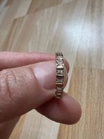 Damenring goldfarben mit Zirkonia Steinen neu