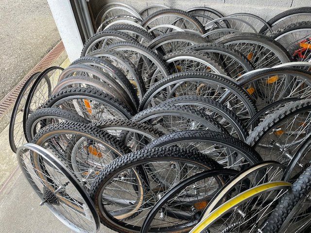 Ersatzteile: lot de roues vélo 26' et autres – Gebraucht aus Ursy von DK8 2