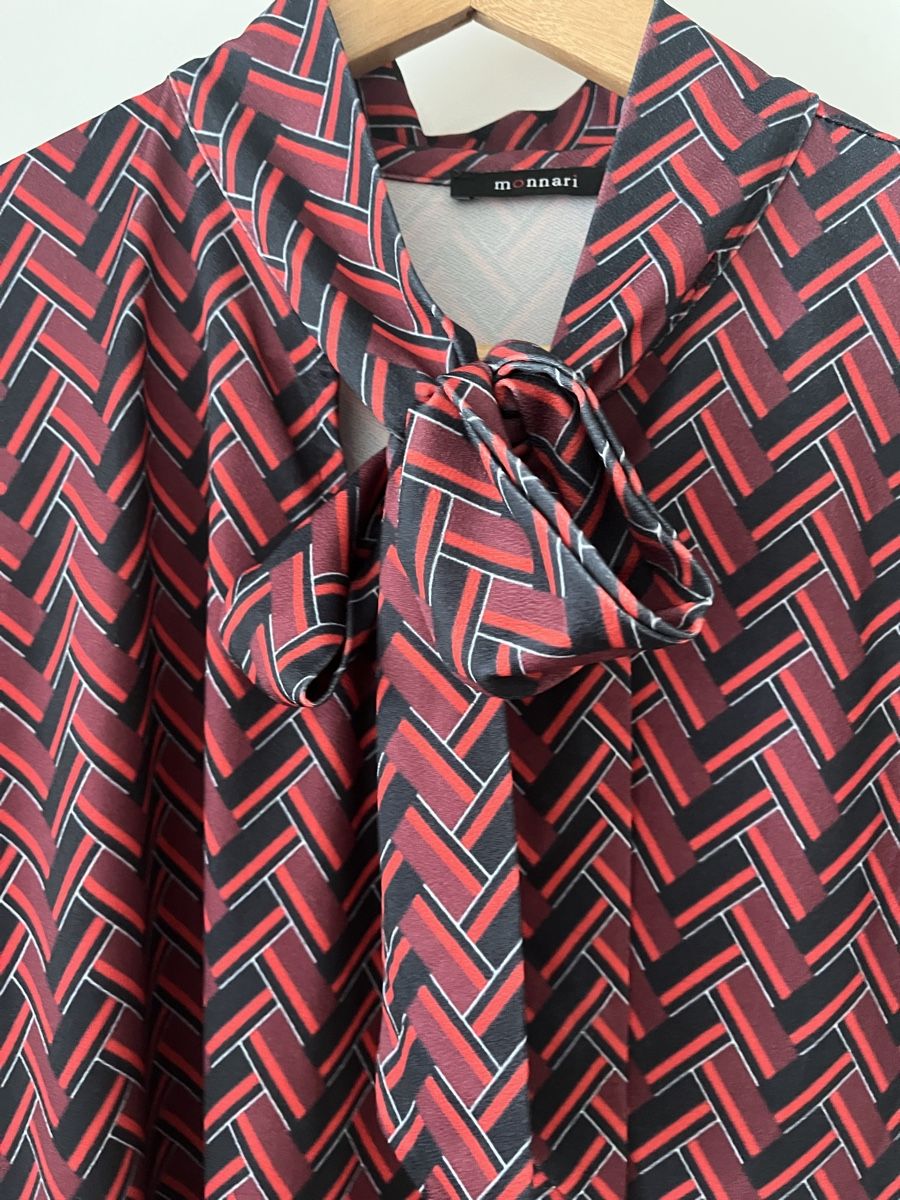 Camicette: Monnari Blouse, Size M, Geometric Pattern, Tie Neck, Excelle – Usato da Zürich venduto da Ironetka 1