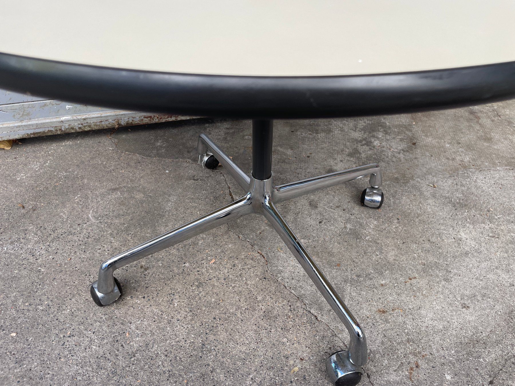 Herman Miller Tische: Hermann Miller Contract Table Eames – Gebraucht aus Zürich von starch.studio 1