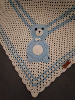 Gehäkelte Babydecke Bär hellblau weiss
