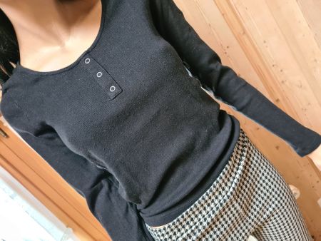 Schwarzes langarmiges Shirt mit Knöpfen gr S