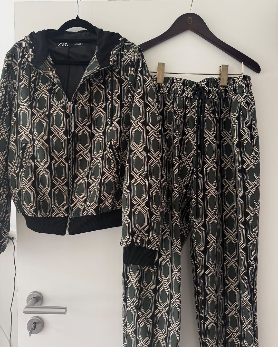 Zara Ensembles & Tailleurs: Zara Set Bomber und Jogger – Neuf (Voir description) à Montagnola par Vol24