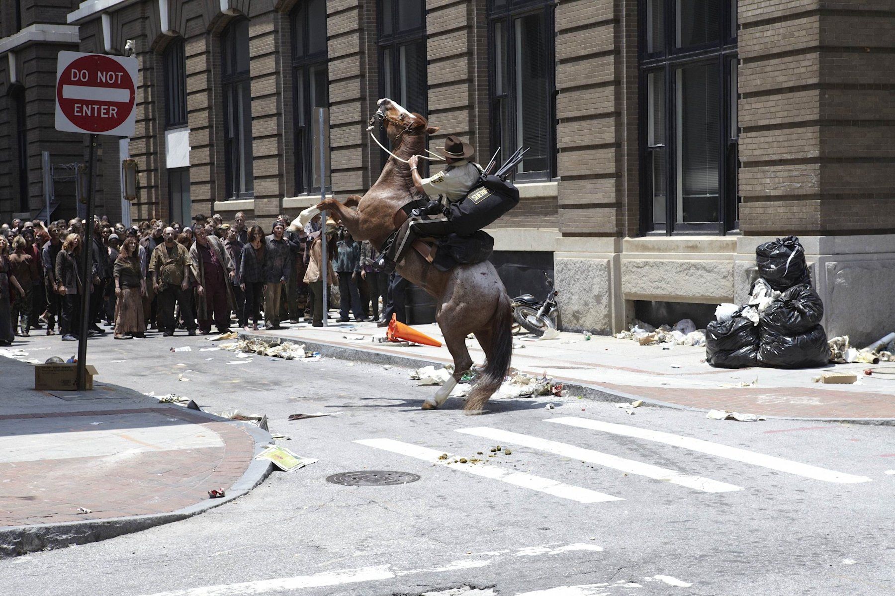 Tutti i DVDs: The Walking Dead - Die Komplette Staffel 1 - 2-Blu-rays – Usato da Volketswil venduto da cinephilia 3