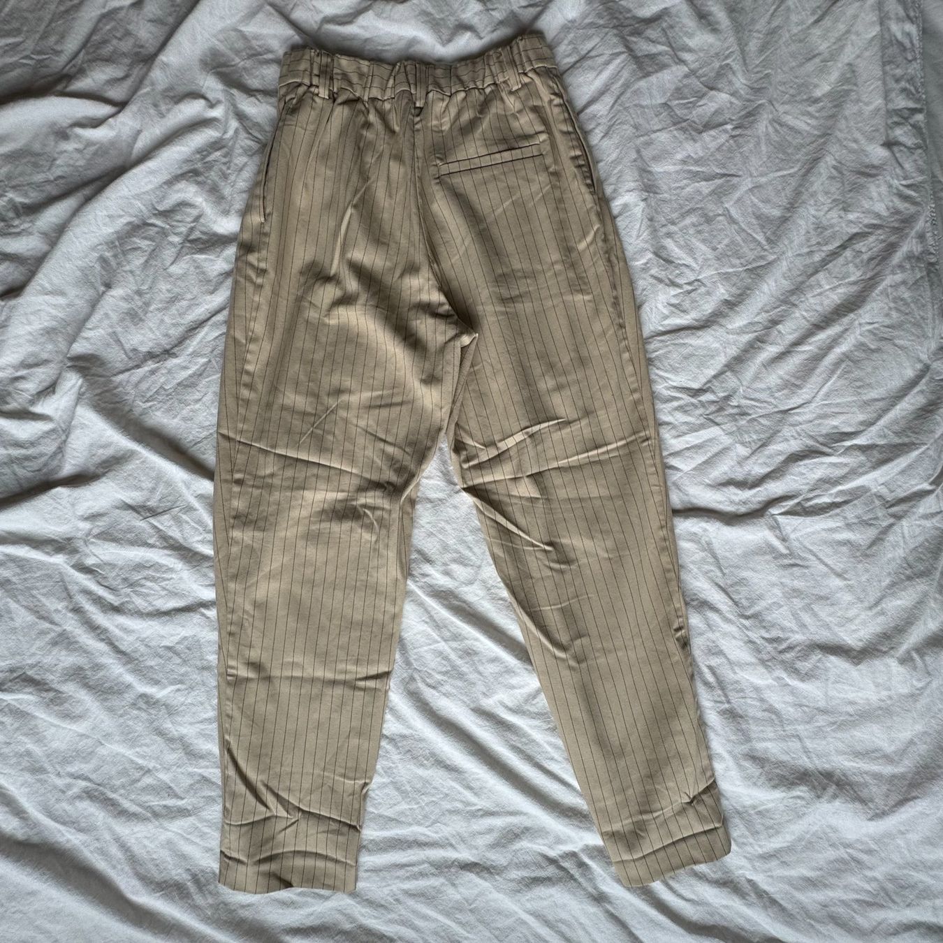 Monki Pantaloni: Cream Slacks with Pinstripes, size 38 – Usato da Effretikon venduto da expiredrice
