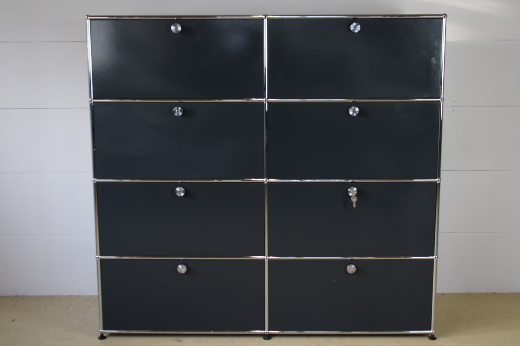 USM Cassettiere: USM Sideboard in anthrazitgrau, Individueller Umbau möglich – Usato da Meinisberg venduto da atelier_TILIJA 1