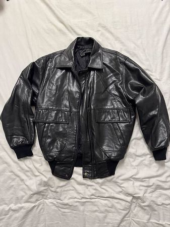 latexartige bomberjacke