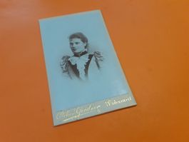 SCHWIIZER FRAU DAZUMAL - JUNGI NOBLI DAME - WAEDENSWIL
