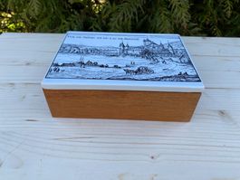 schöne Schatulle aus Holz mit Porzellandeckel
