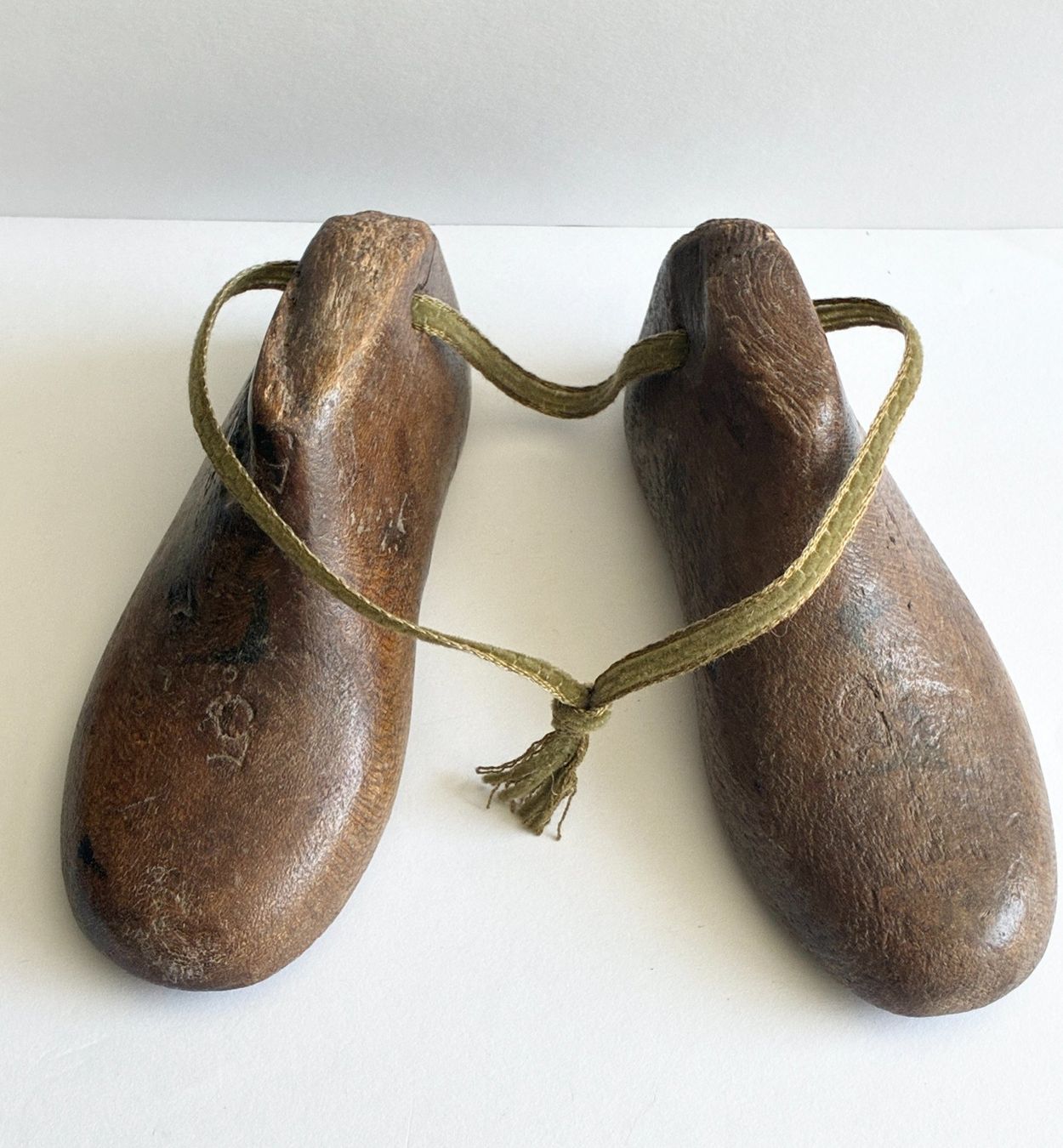 Scarpe per ragazzi: Antike Kinder Holzschuhleisten No.5 – Usato da Kloten venduto da Nephty 1
