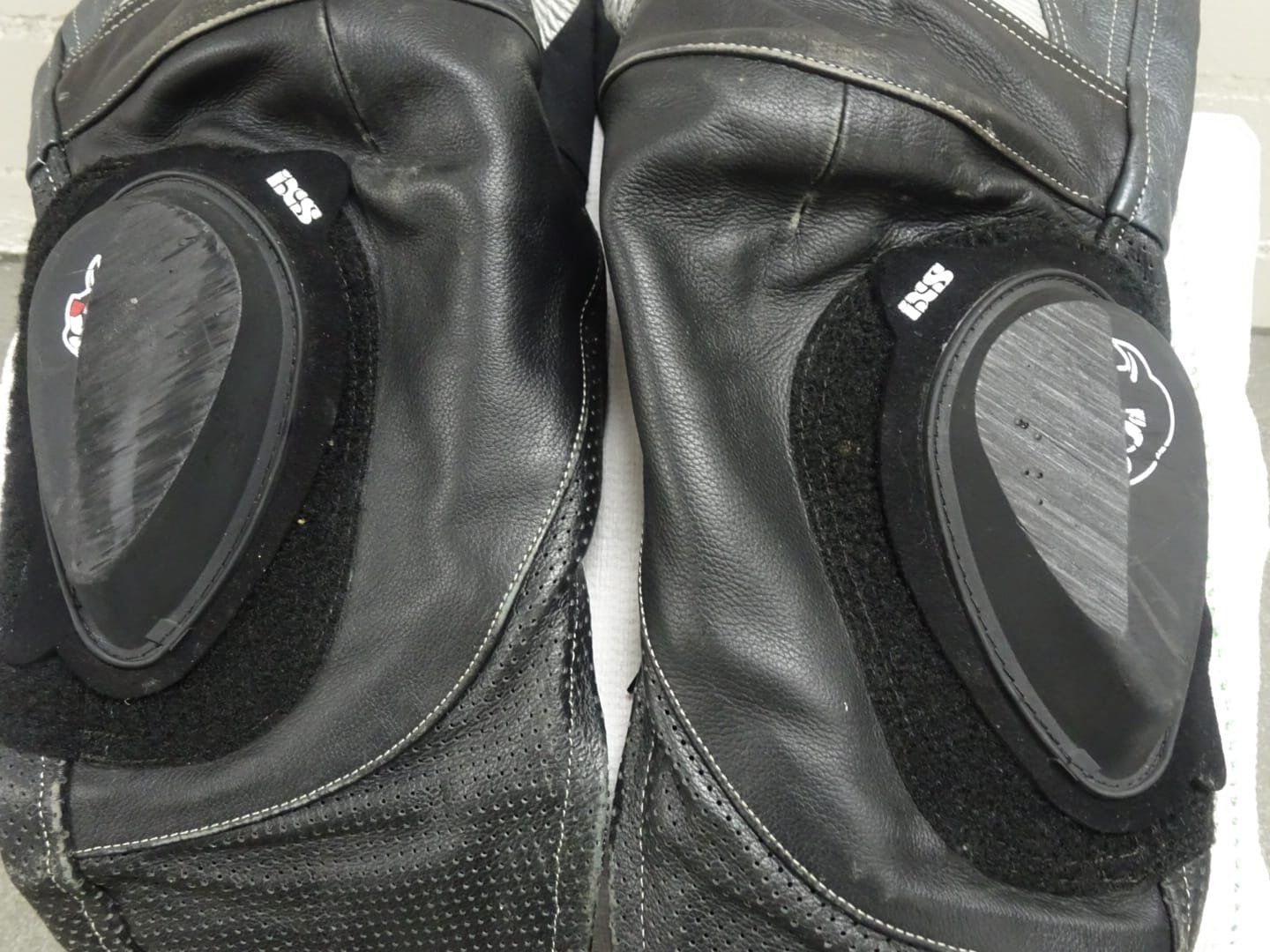 Anzüge & Kostüme: Motorradkombi Damen Gr. 36/38 Leder – Gebraucht aus Adliswil von AtinaNeuj 9