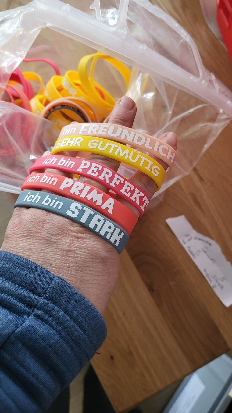 Bracciali & Braccialetti: viele Armbänder mit guten Sprüchen  – Nuovo (secondo la descrizione) da Strengelbach venduto da maskil