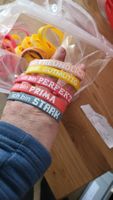 viele Armbänder mit guten Sprüchen 