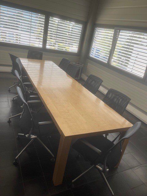 Tavoli: Table de conférence zoom avec 10 chaises Vitra – Usato da Echallens venduto da berthouz 4