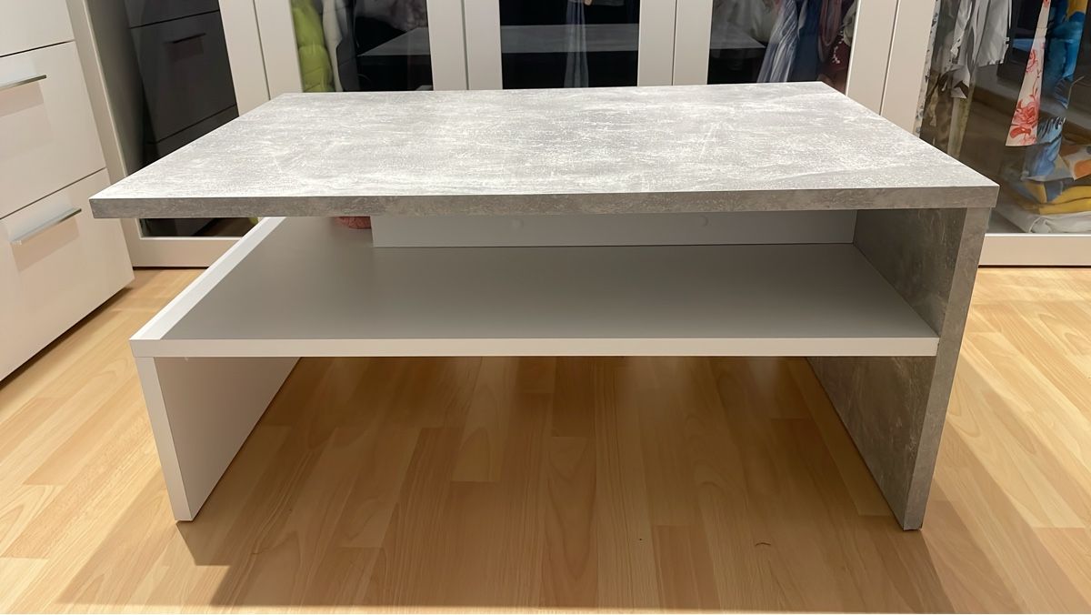 Tavoli: Moderner Couchtisch/Salontisch Beton-Optik mit Ablagefach – Usato da Oensingen venduto da marijadavide