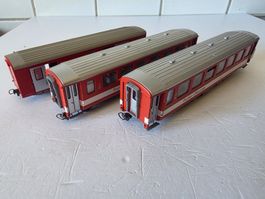 3 Stück Personenwagen FO, 2 x 2. Klasse, 1 Gepäckwagen