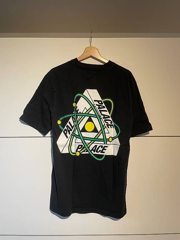 Palace T-shirts: Palace Tri Atom T-Shirt L schwarz – D'occasion à Brislach par MarcB. 1