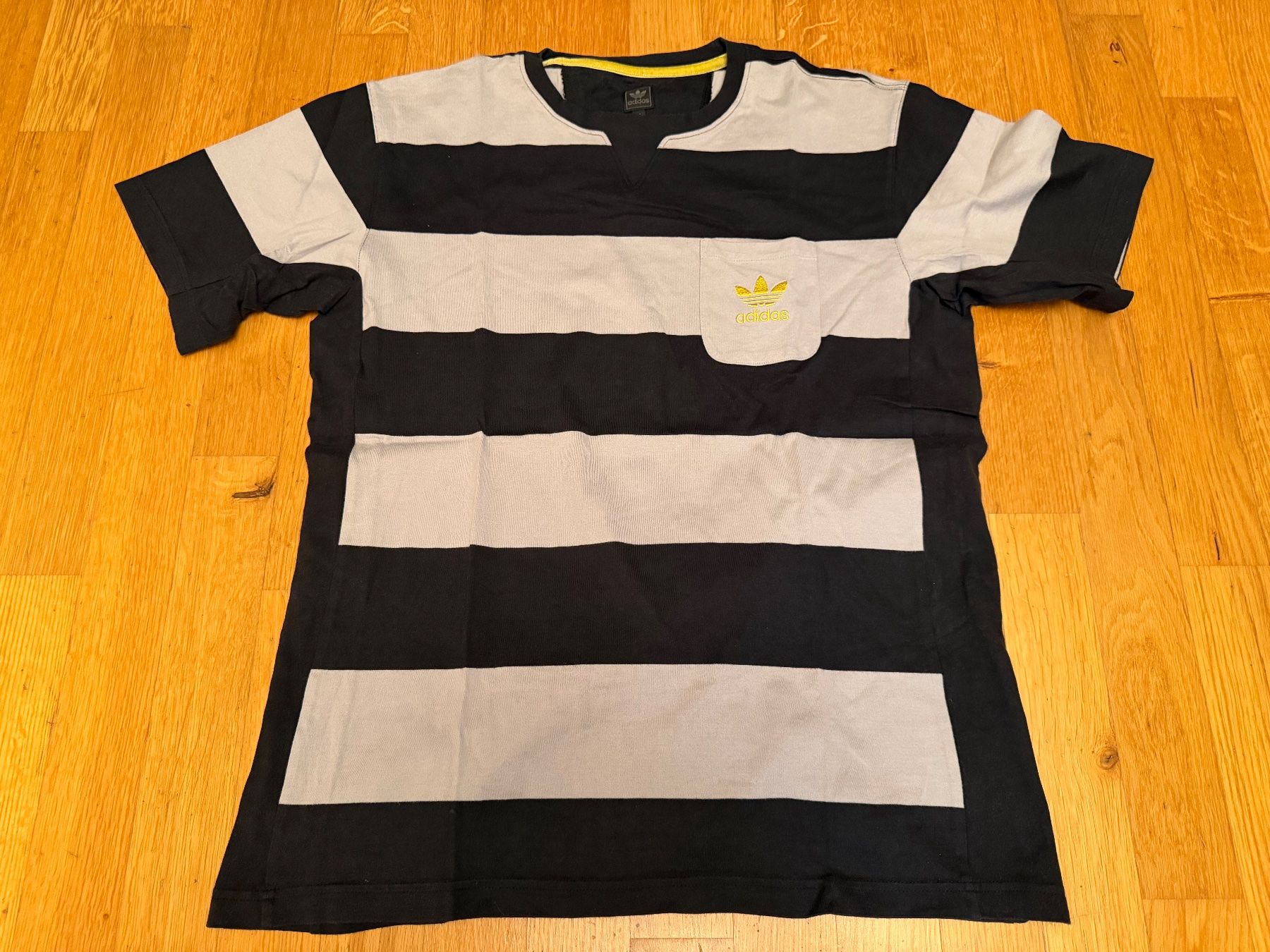 Adidas T-shirt: Neues Adidas T-Shirt Grösse M – Nuovo (secondo la descrizione) da Bettlach venduto da Tradenet100