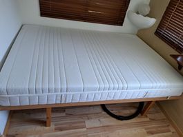 Bettgestell mit Matratze