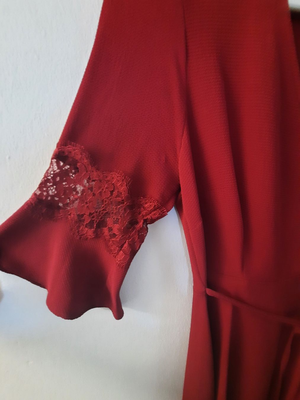 Vestiti: Weinrotes Kleid kurz – Usato da Zürich venduto da ONVA-RE-USE 3