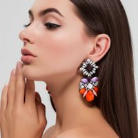Modeschmuck-Ohrringe mit Kunststeinen