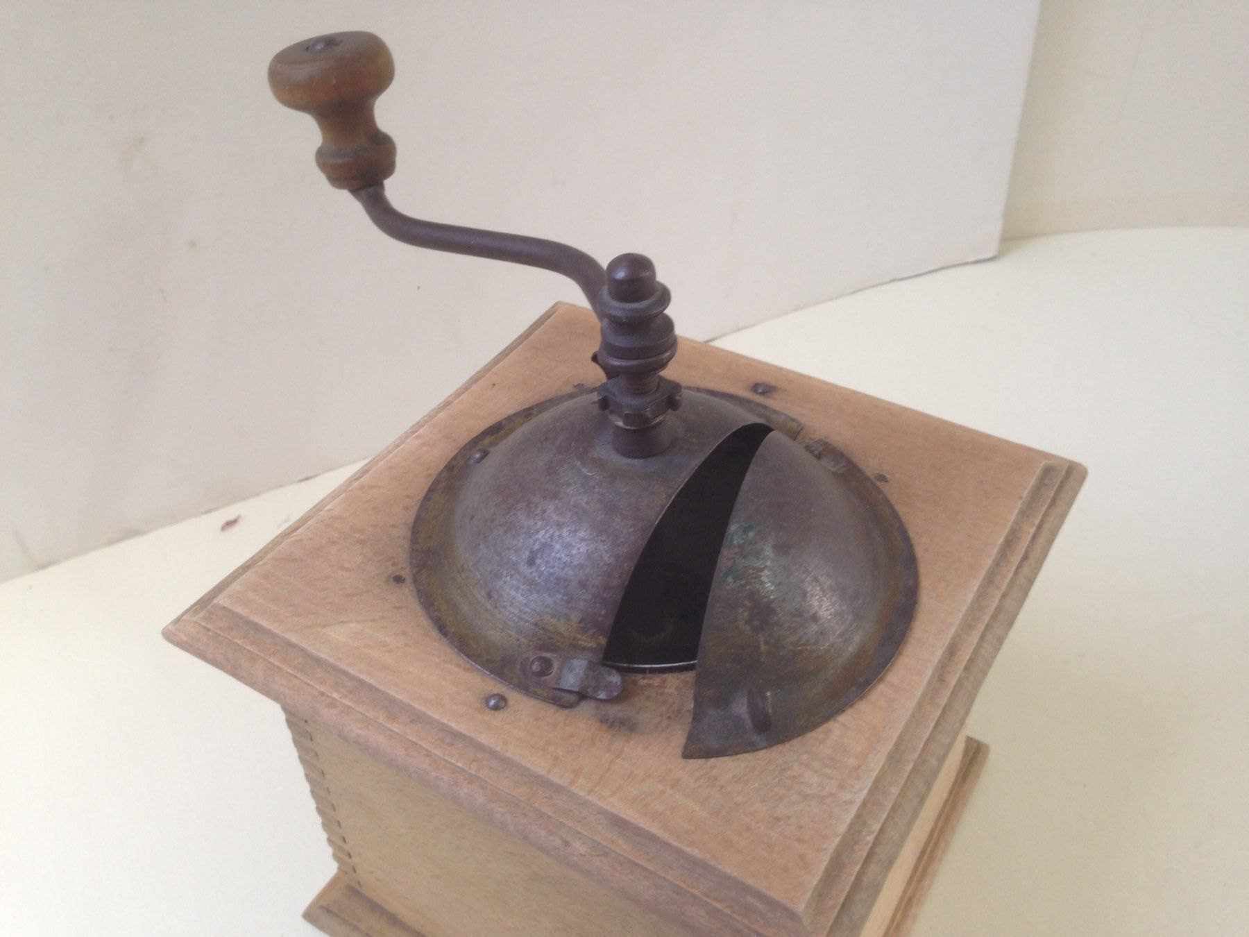Elettrodomestici da cucina: Alte Kaffeemühle mit Deckel – Usato da Schaffhausen venduto da vintageville 3