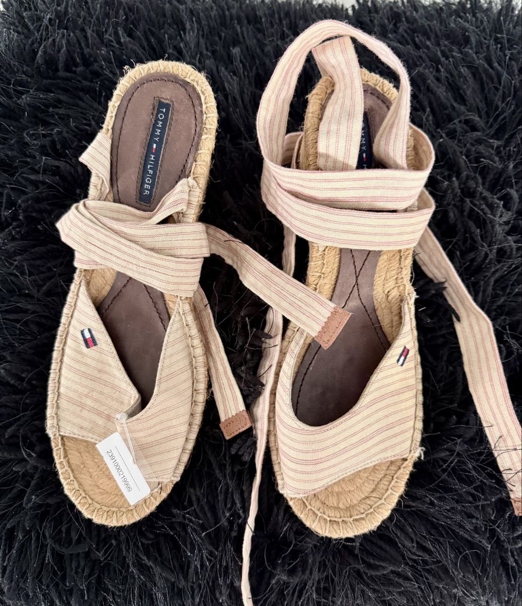 Tommy Hilfiger Scarpe da donna: Neue Tommy Hilfiger Sandalen, Gr. 37 – Nuovo e nell'imballaggio originale da Zürich venduto da MarciaBraz