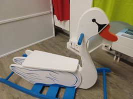 Schaukel Schwan aus Holz für Kinder