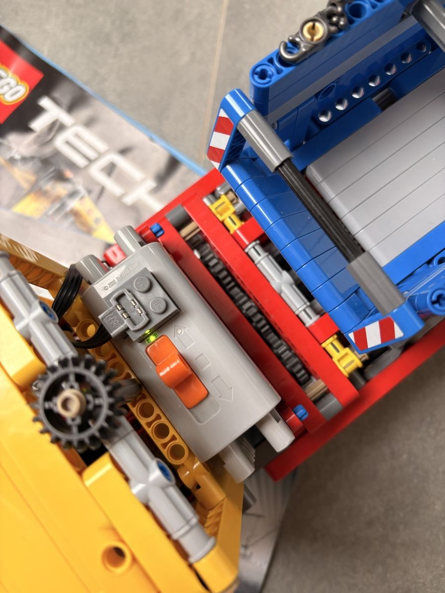 Lego Kit di costruzioni: LEGO Technic 42024 Container-LKW  – Nuovo (secondo la descrizione) da Trimbach venduto da nto_x6dm 1