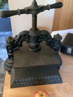 Alte Buchpresse aus Gusseisen antik gebrauchter Zustand