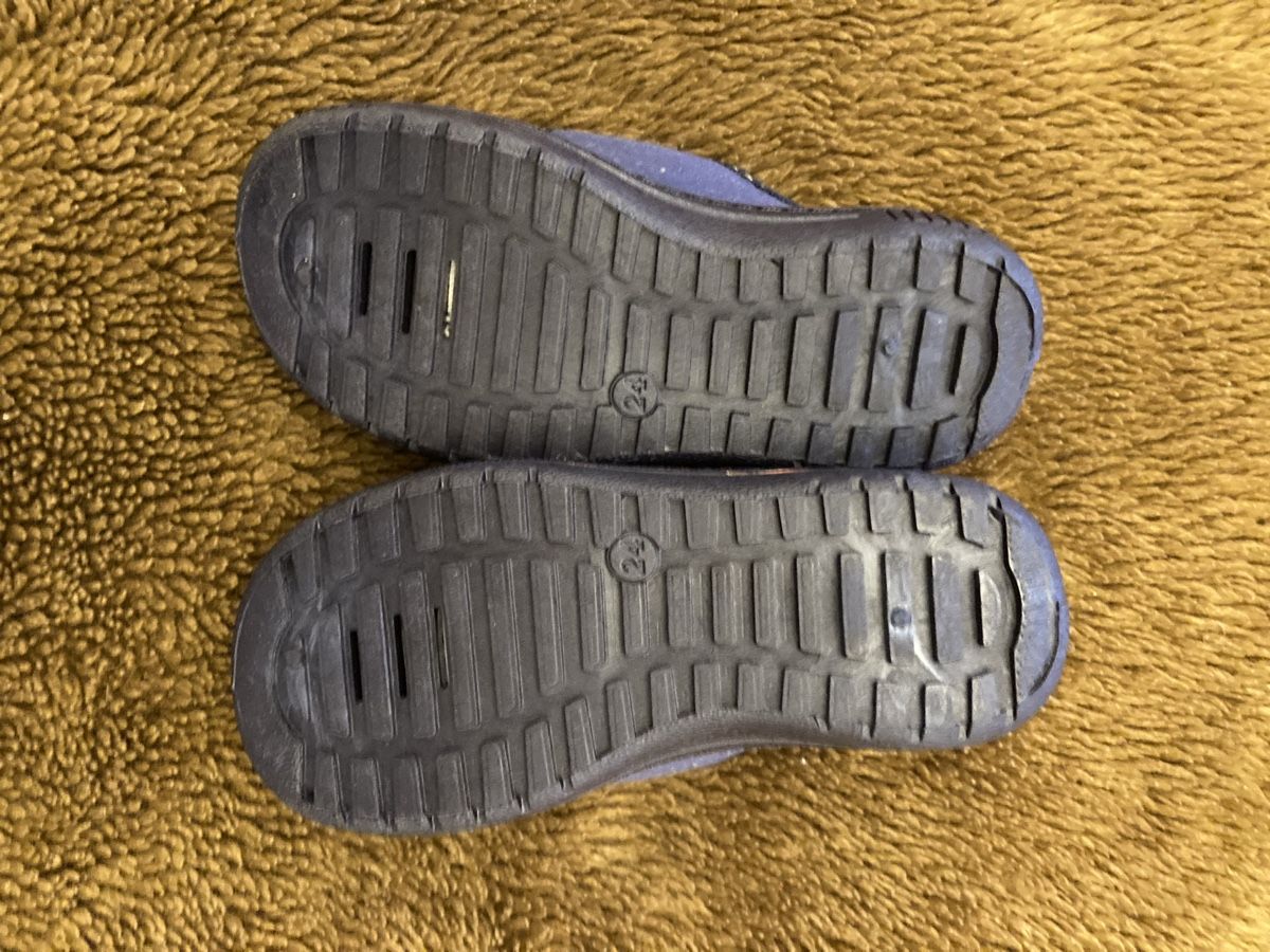Scarpe per ragazzi: Pantoufles neuves t. 24.  – Nuovo (secondo la descrizione) da Genève venduto da Eschindler 1