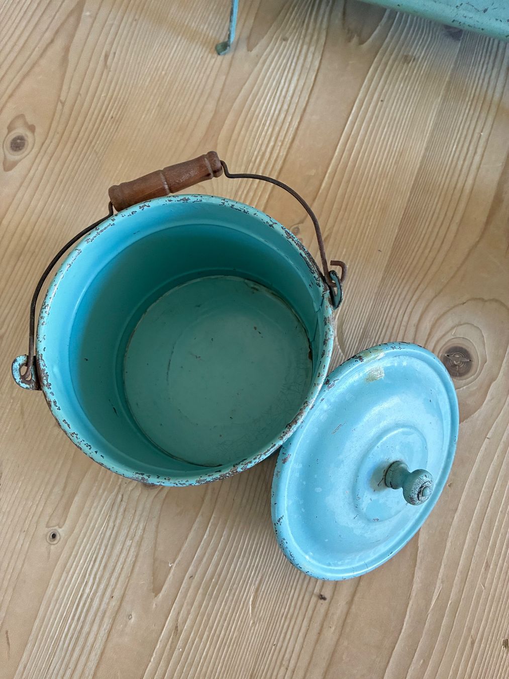 Spielzeuge: Alter Kinderwaschtisch / Spielzeug mit Krug und Eimer – Gebraucht aus Steffisburg von Reitschel5 2