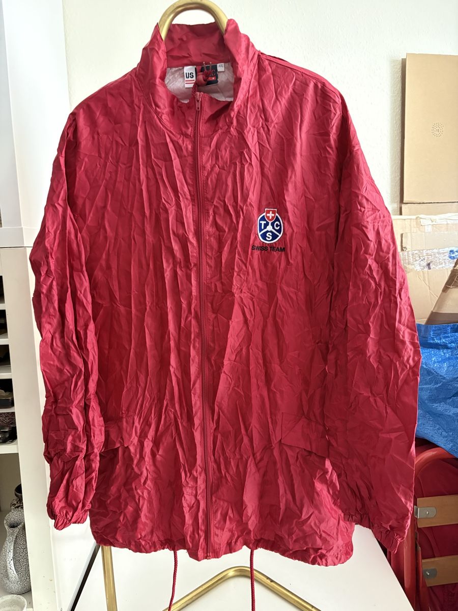 Giacche: Coupe-vent US Basic TCS Swiss Team rouge Size XXL – Usato da Neuchâtel venduto da sharposneaks