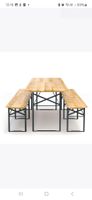 Guarniture de festival, table et bancs pliants massifs.