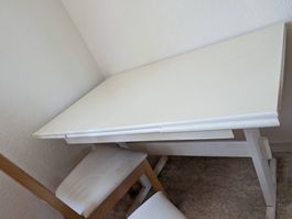 Tisch und zwei Stühle 