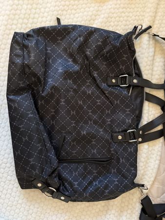 Stylish Black Shoulder Bag - Perfect for Autumn Outings!