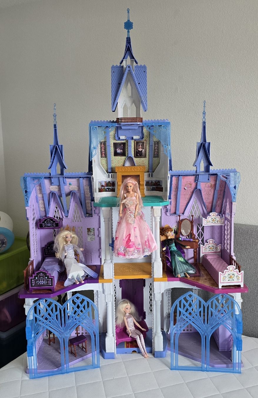 Case e mobili per bambole: Grosses Eiskönigin Schloss mit Figuren  – Usato da Horgen venduto da psc_tlz8