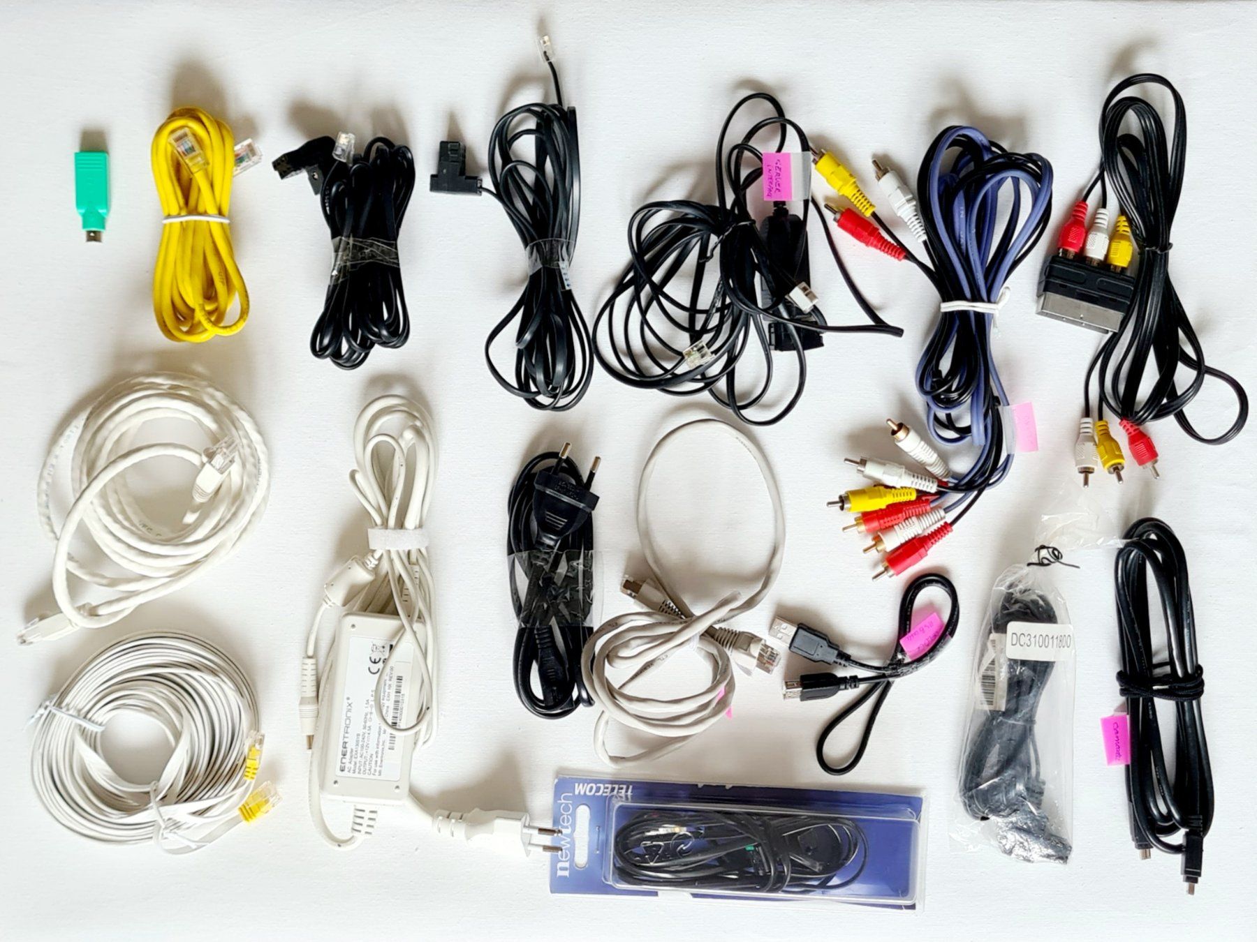 Cavi: Cables divers Usb, camcode, Tv, téléphone – Usato da Thônex venduto da AneleManele
