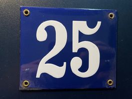 Email Hausnummer 25