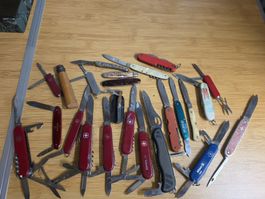 lot de couteau Victorinox Wenger etc