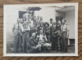 Männergruppe mit Frau - Wer kennt sie?