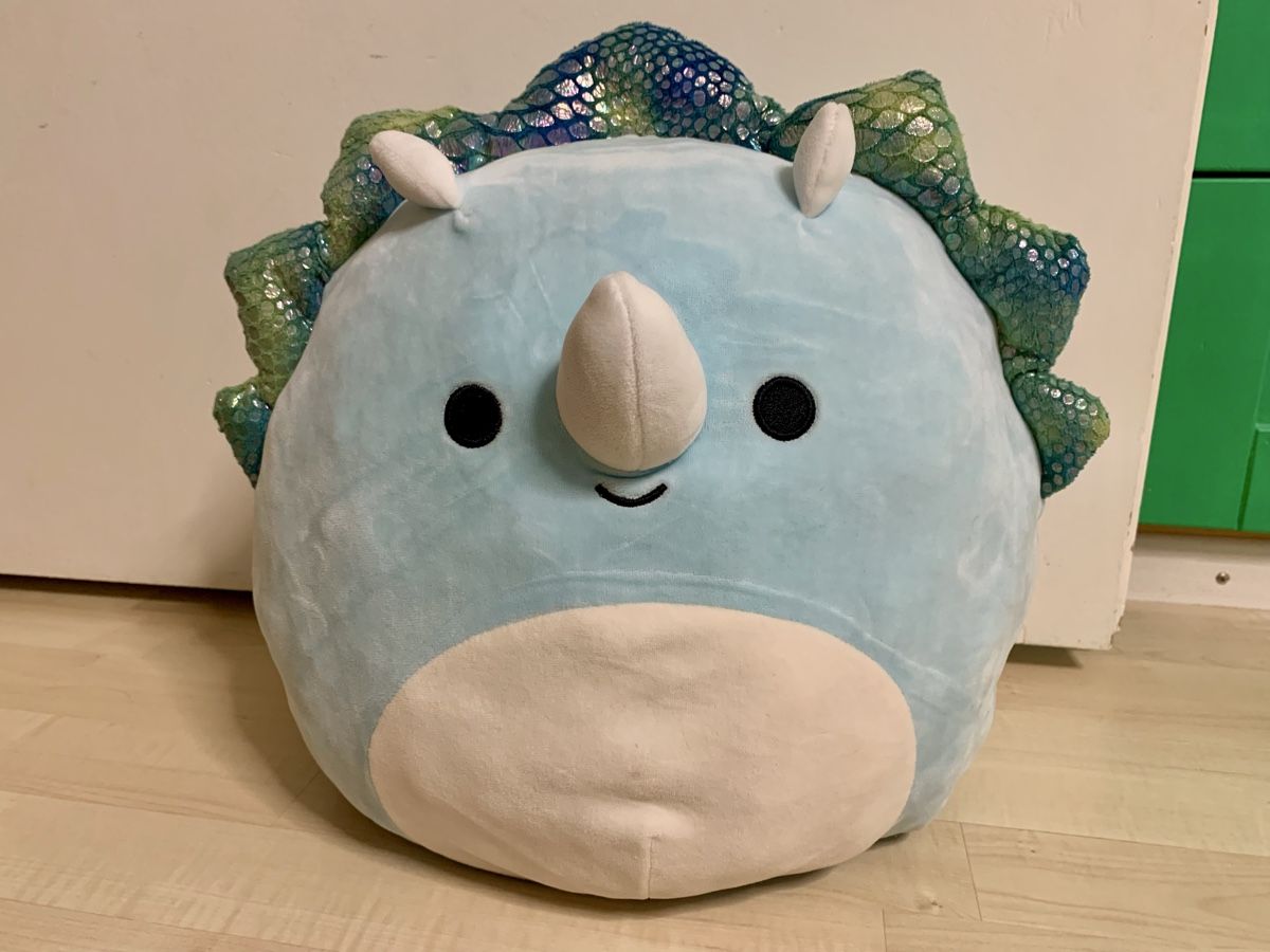 Squishmallows Giocattoli: SQUISHMALLOWS Dino / Triceratops hellblau ca. 35 cm – Usato da Winterthur venduto da amapola