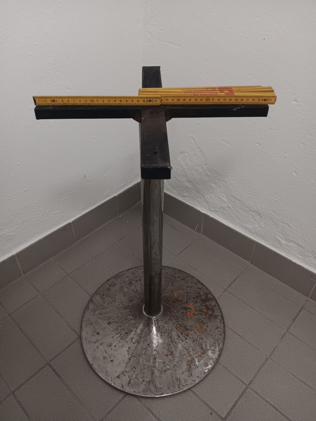 Sonstiges Mobiliar: pied de table métallique – Gebraucht aus Lausanne von Grabock