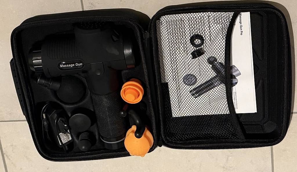 Massagegeräte: Massagegun mit verschiedenen Aufsätzen – Gebraucht aus Oberurnen von nic_6hg8